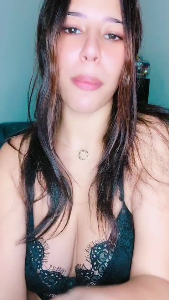 استعراض حركي مبهج بإطلالة أنثوية أنيقة