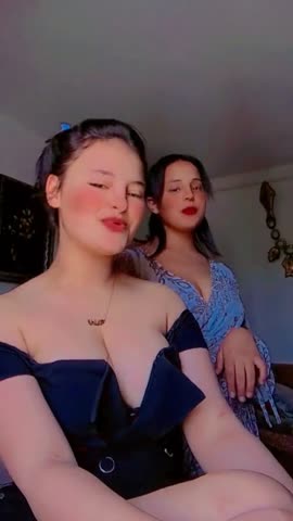 لحظة مرحة بين الصديقات